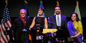 Ο Ζόχραν Μαμντάνι με την σύζυγό του και τους γονείς του 