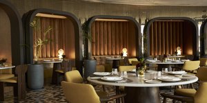 σάλα εστιατορίου τραπέζια καρέκλες φωτισμός Ora by Ettore Botrini 