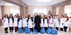 Οι εθελοντές της HELLENiQ ENERGY μαζί με τον Αρχιμανδρίτη Βλάσιο Κάρδαρη στο ενοριακό συσσίτιο του Ι.Ν. Αγίου Γεωργίου Ελευσίνας