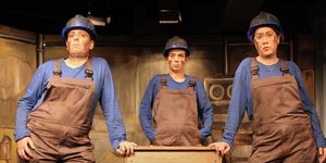 Επί σκηνής, οι τρεις γυναίκες ηθοποιοί του θεατρικού έργου «Δεσμώτες του Πουθενά». Μαρία Δρακοπούλου, Φλωρεντία Νταή, Εύη Νταλούκα