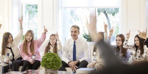 Ο Κυριάκος Μητσοτάκης με μαθήτριες και μαθητές του μειονοτικού Δημοτικού Σχολείου Πάχνης Ξάνθης