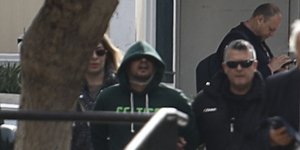 Ο 29χρονος οδηγός καθώς οδηγείται στον εισαγγελέα