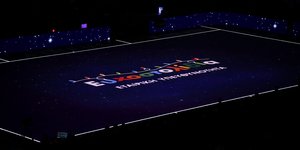 Το glass floor «πλημμύρισε» με σαΐτες και παιδικές ευχές που περιμένουν να τις πραγματοποιήσουμε φέτος τις γιορτές