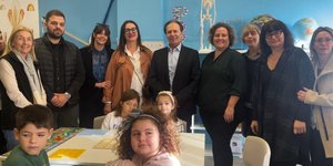  Θεόδωρος Τρύφων, co-CEO του ομίλου ELPEN και Αλεξάνδρα Μαρτίνου, Πρόεδρος του Μαζί για το Παιδί,  με τα παιδιά και του εκπαιδευτικούς του 5ου Πειραματικού Δημοτικού Κομοτηνής