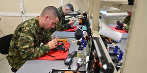 Στελέχη του Ελληνικού Στρατού εργάζονται στην κατασκευή drones το 306 Εργοστάσιο Βάσης Τηλεπικοινωνιών