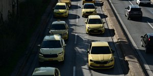 Αυτοκινητοπομπή ταξί στου υπουργείο Μεταφορών
