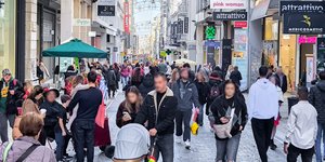 Πολύς κόσμος περπατάει στην Ερμού για να πραγματοποιήσεις τις Χριστουγεννιάτικες αγορές του