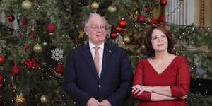 Ο Πρόεδρος της Δημοκρατίας, Κωνσταντίνος Τασούλας, ακούει τα κάλαντα στο Προεδρικό Μέγαρο