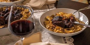 Αγριογούρουνο κρασάτο με πέτουρα, Θωμάς, Φλώρινα / Φωτογραφία: Facebook