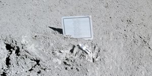 Στην παγωμένη σιωπή της σεληνιακής ερήμου βρίσκεται το πρώτο έργο τέχνης που τοποθετήθηκε ποτέ εκτός Γης / NASA