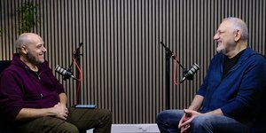 O Nίκος Πορτοκάλογλου στο στούντιο του iefimerida συνομιλώντας με τον δημοσιογράφο Κωνσταντίνο Τσάβαλο / IEFIMERIDA