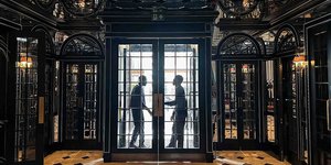 Σε μια οικονομική ύφεση, η υπόσχεση ενός ασφαλούς χώρου «οικειότητας με φίλτρο» γίνεται πιο ελκυστική από έναν θορυβώδη χώρο όπου όλα είναι ανοικτά και όλοι χωρούν / SHUTTERSTOCK