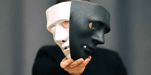 Η συνύπαρξη με έναν ναρκισσιστή, είτε σε προσωπική είτε σε επαγγελματική σχέση, μπορεί να διαβρώσει σταδιακά την αυτοεκτίμηση / SHUTTERSTOCK