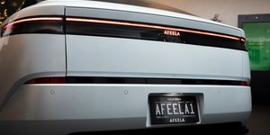 Ψηφιακές πινακίδες σε αυτοκίνητο 