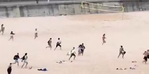 Κόσμος τρέχει πανικόβλητος στην παραλία Μποντάι δευτερόλεπτα μετά την τρομοκρατική επίθεση