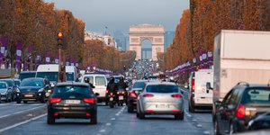 Αυτοκίνητα στη λεωφόρο των Ηλισίων Πεδίων, στο Παρίσι