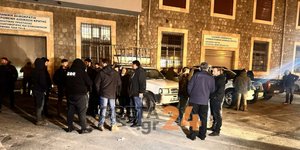 Αγρότες έξω από το κτίριο της Αποκεντρωμένης Διοίκησης Κρήτης