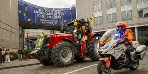 Αγρότες μπροστά από το Ευρωπαϊκό Κοινοβούλιο στις Βρυξέλλες