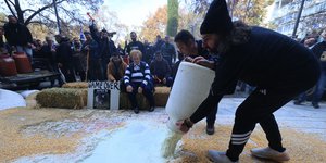 Εριξαν γάλα οι αγρότες στη Λάρισα