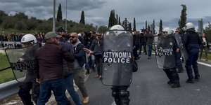 ΜΑΤ αγρότες Κιάτο