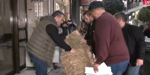 Λάρισα: Διαμαρτυρία αγροτών έξω από γραφεία βουλευτών της ΝΔ