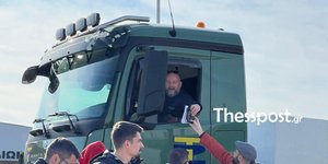 Αγρότες μοιράζουν ρύζι σε διερχόμενα οχήματα στα διόδια Μαλγάρων