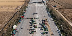 Αγρότες με τα τρακτέρ τους στα Μάλγαρα