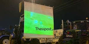 Αγρότες βλέπουν ΠΑΟΚ σε οθόνη σε τρακτέρ