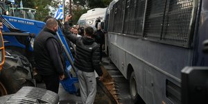 Φονική επίθεση αγροτών κατά ΜΑΤ στη Θεσσαλονίκη