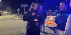 Αγρότες στο μπλόκο στο κάτω Νευροκόπι έκαναν έκπληξη με τούρτα σε αστυνομικό