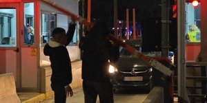 Αγρότες σηκώνουν μπάρα στα διόδια Αφιδνών