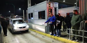 Αγρότες ανοίγουν μπάρες στα διόδια των Αφιδνών