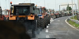 Μπλόκο αγροτών με εκατοντάδες τρακτέρ