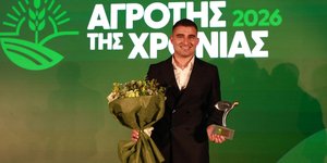 Ο Κωνσταντίνος Κωστούλης με το βραβείο του Αγρότη της Χρονιάς