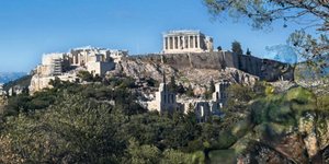 Καλλιτέχνης κάνει body painting σε άνδρα με θέα την Ακρόπολη