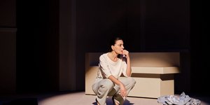 Οι 10 πολυσυζητημένες θεατρικές παραστάσεις που συνεχίζονται φέτος και δεν πρέπει να χάσετε τις γιορτές