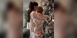 Η Αλεξάνδρα Νίκα στόλισε το χριστουγεννιάτικο δέντρο με τον γιο της 