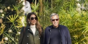 Η Αμάλ Κλούνεϊ αναδεικνύει το πιο κομψό look για τις casual χειμερινές εμφανίσεις