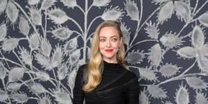 Η Αμάντα Σέιφριντ υιοθετεί το hair trick που αφαιρεί χρόνια -Κολακεύει και ανανεώνει κάθε πρόσωπο