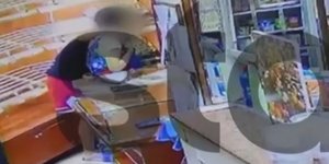 Ανήλικος ληστής κάνει κεφαλοκλείδωμα σε γυναίκα υπάλληλο φούρνου στην Κηφισιά