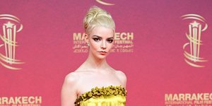 Η Άνια Τέιλορ Τζόι μαγνητίζει τα βλέμματα με χρυσή custom τουαλέτα Dior