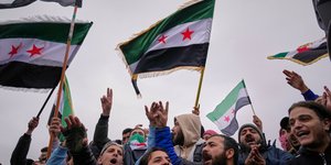 Σύροι πανηγυρίζουν την 1η επέτειο από την ανατροπή του Άσαντ