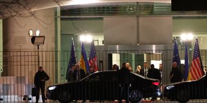 Ο Πρόεδρος της Ουκρανίας Βολοντίμιρ Ζελένσκι, φεύγει από την καγκελαρία μετά από συνομιλίες στο Βερολίνο 