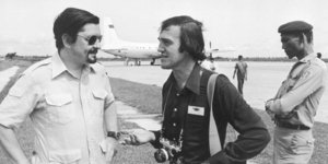 Δεξιά ο Πίτερ Αρνέτ