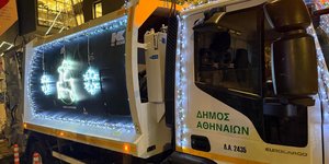 Τα απορριμματοφόρα του δήμου της Αθήνας «φόρεσαν» τα γιορτινά τους και φωτίζουν την αθηναϊκή νύχτα