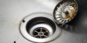 Ρίξτε λευκό ξύδι στις αποχετεύσεις