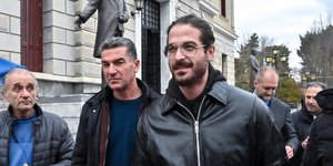 Στον εισαγγελέα στην Τρίπολη ο μουσικός Άρης Μουγκοπέτρος μετά τη μήνυση της συζύγου του για ενδοοικογενειακή απειλή. Παρασκευή 26 Δεκεμβρίου 2025 