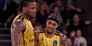 «Όρθιος» στο Αμβούργο ο Άρης