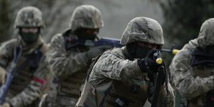 Η Βρετανία ξεκινά πρόγραμμα για προσέλκυση νέων στις βρετανικές ένοπλες δυνάμεις