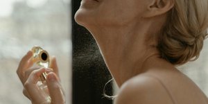 Γυναίκα που βάζει άρωμα